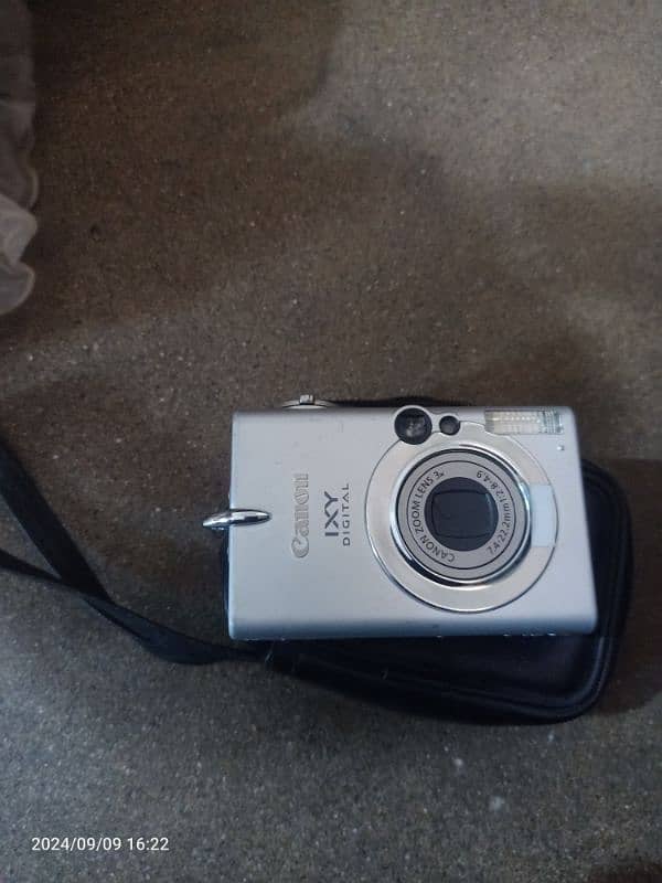 Urgent sale bilkull ok complete camera 0