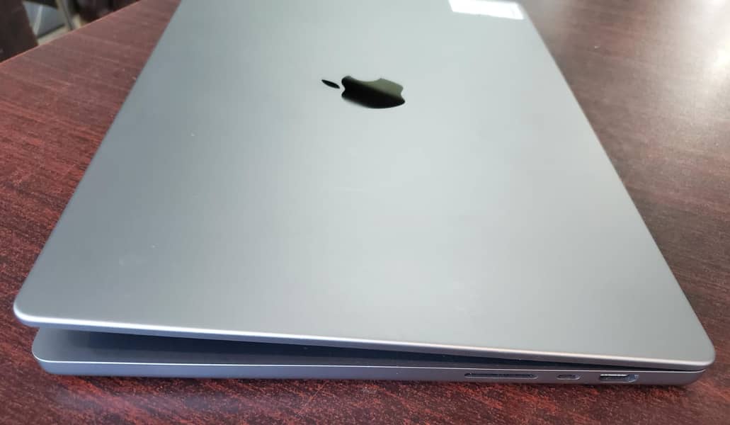 MACBOOK M1 MAX 64GB RAM 1TB SSD 3