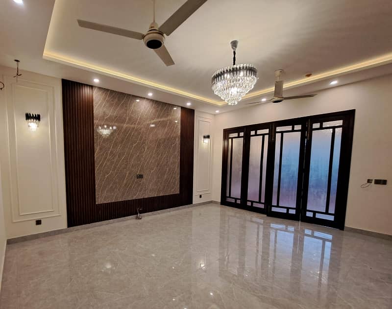 01 Kanal Slightly Used Well Maintained Like Brand New Most Elegant Bungalow For Sale In DHA Phase 5 Near To Park 34