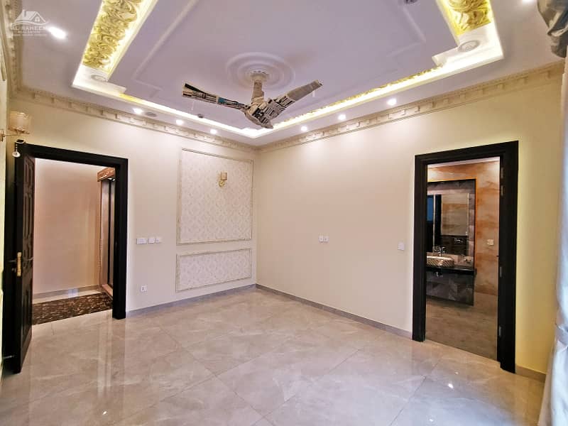 1 KANAL ROYAL DESIGN LUXURY VILLA FOR SALE NEAR TO PARK 29