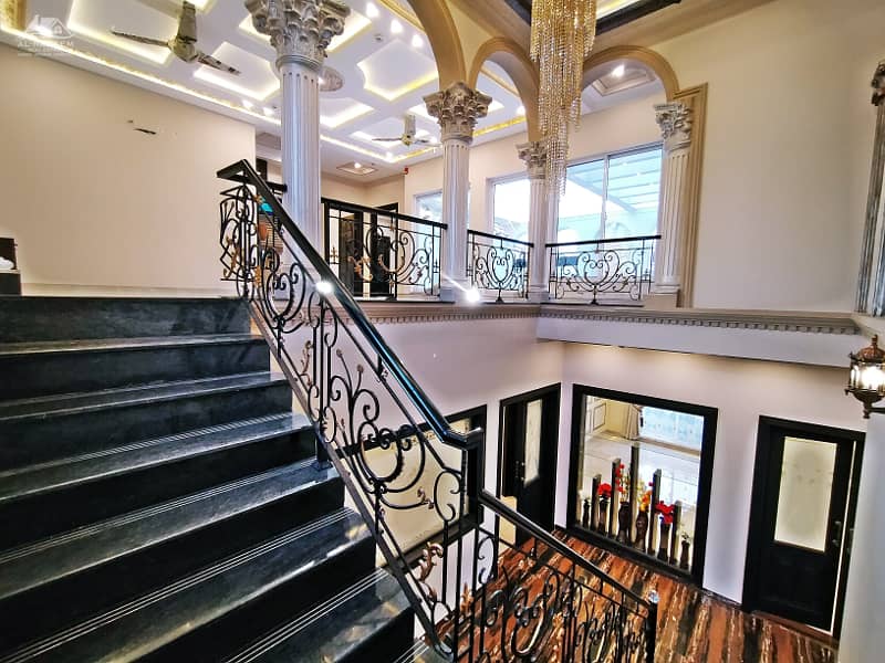 1 KANAL ROYAL DESIGN LUXURY VILLA FOR SALE NEAR TO PARK 32