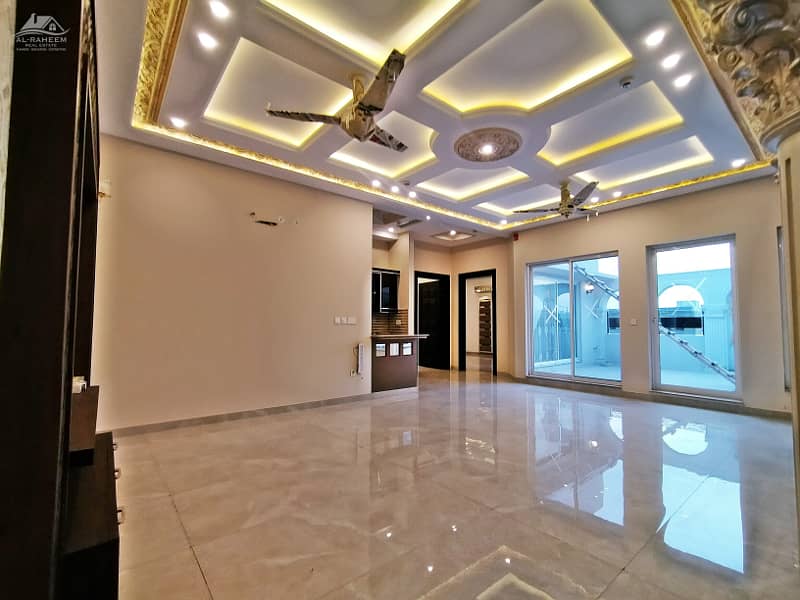 1 KANAL ROYAL DESIGN LUXURY VILLA FOR SALE NEAR TO PARK 33