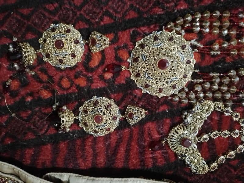 Red beautiful bridal lehenga with jewelry 9