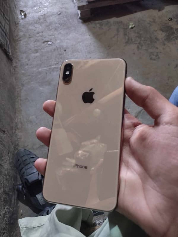 IPhone X max used. 4month battery Helth 79 percent 10/10condion 0