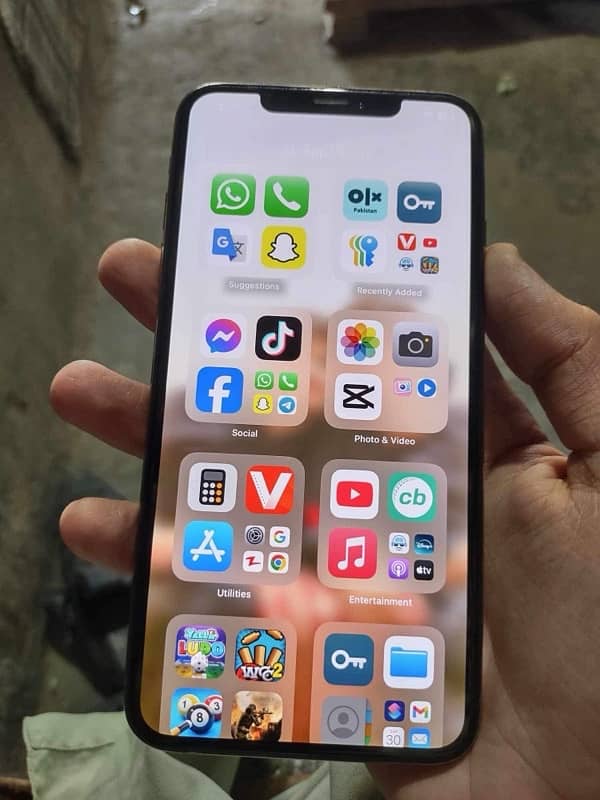 IPhone X max used. 4month battery Helth 79 percent 10/10condion 1