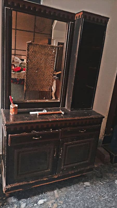 urgent sale ---dressing table and showcase 0