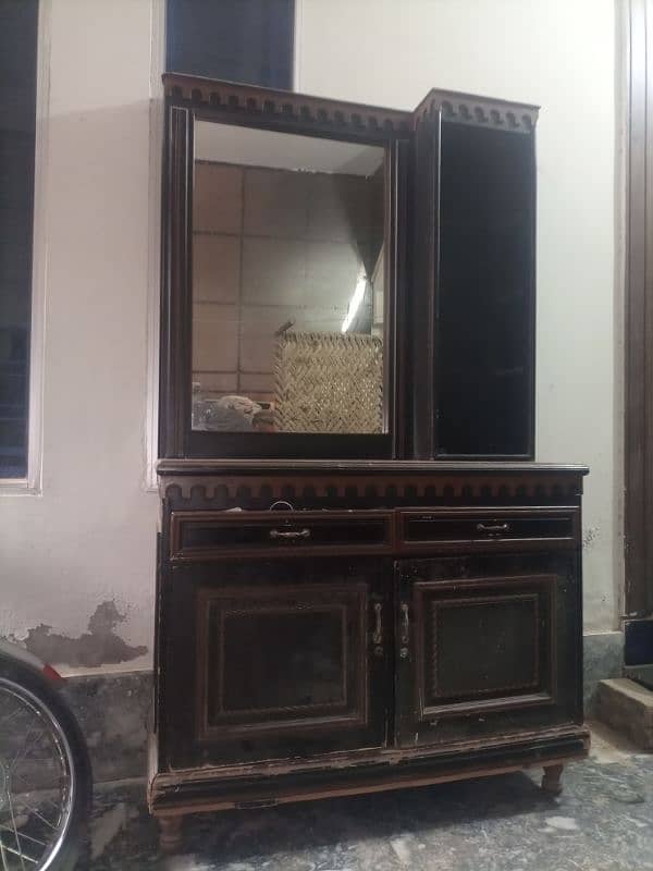 urgent sale ---dressing table and showcase 4