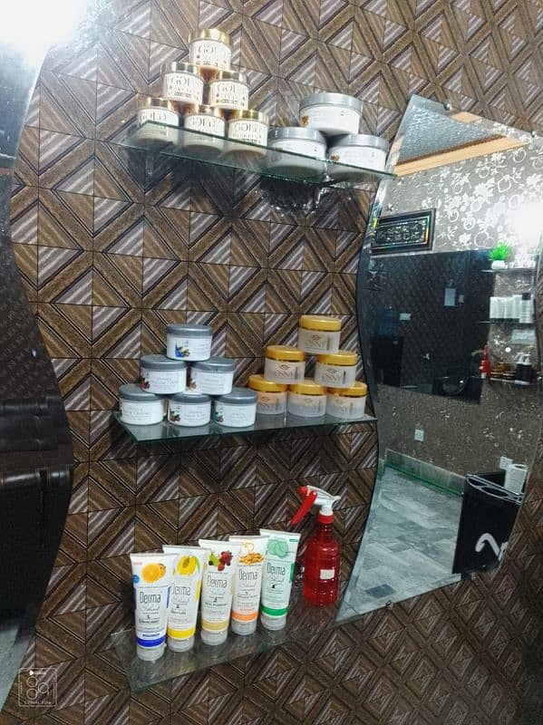 Beauty Parlour For Sale for Running Condition 3