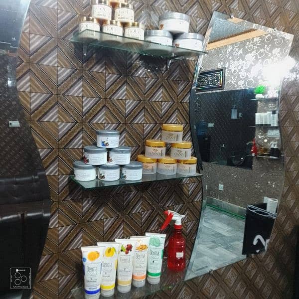 Beauty Parlour For Sale for Running Condition 5