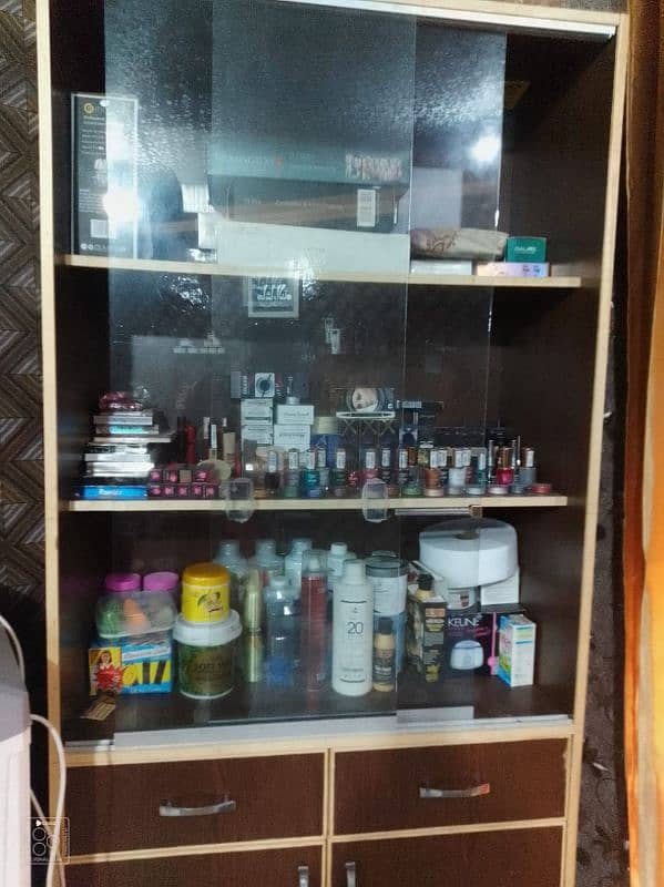 Beauty Parlour For Sale for Running Condition 6