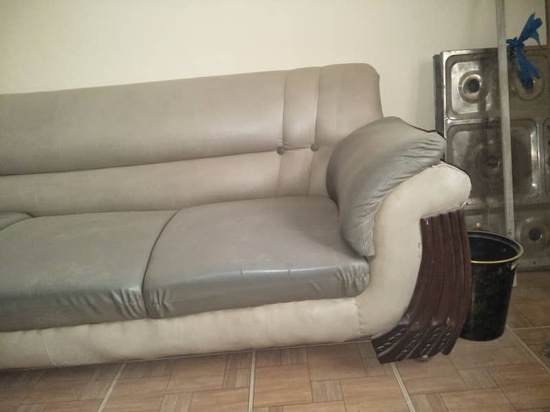 5 seater rexine used sofa set in 7/10 condition. Price negotiable 0