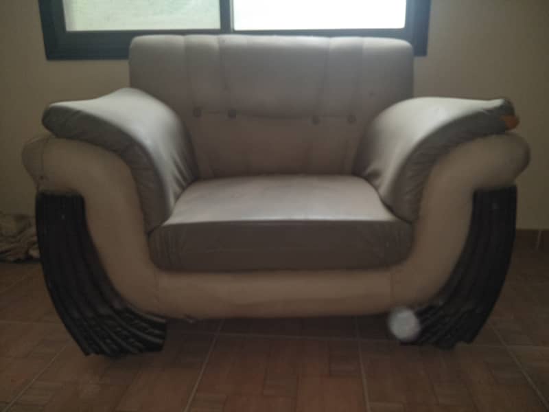 5 seater rexine used sofa set in 7/10 condition. Price negotiable 1