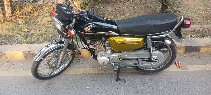 everything is available self start bike Honda 125 8