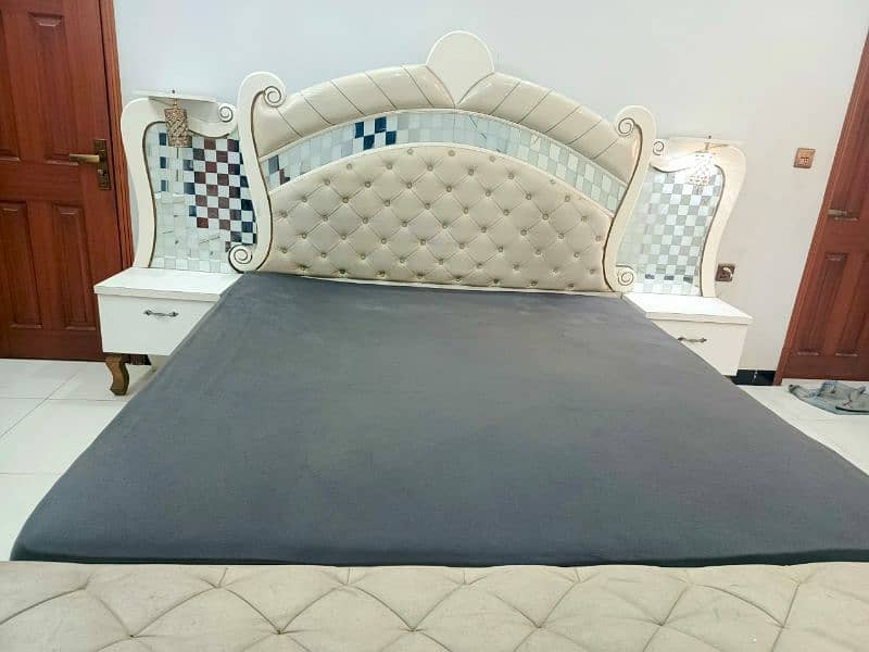 King Size Bed with wardobe and dressing and side table 4