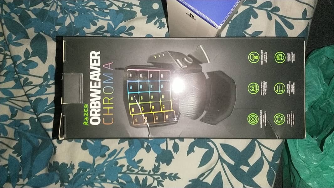 Razer Orbweaver Gamepad/keyboard and Sound BlasterX 7.1 Exterior card 5