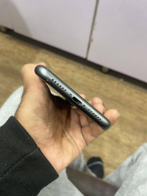 iphone 11 jv 64gb 87 battery health condition 9/10 water pack 0