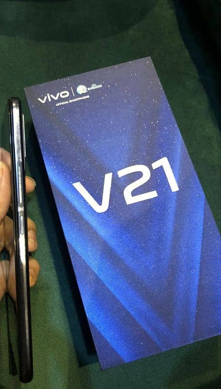 Vivo V21, almost new, original Charger 0