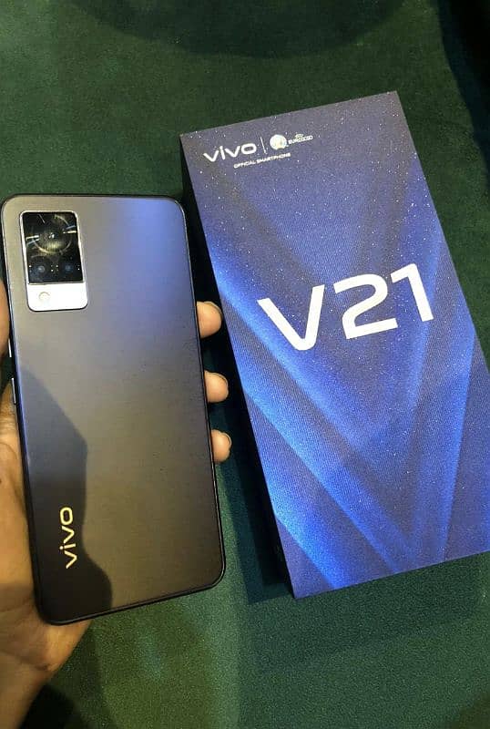 Vivo V21, almost new, original Charger 1