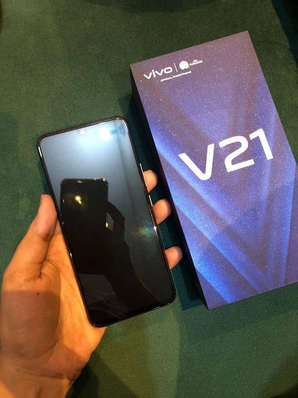 Vivo V21, almost new, original Charger 2