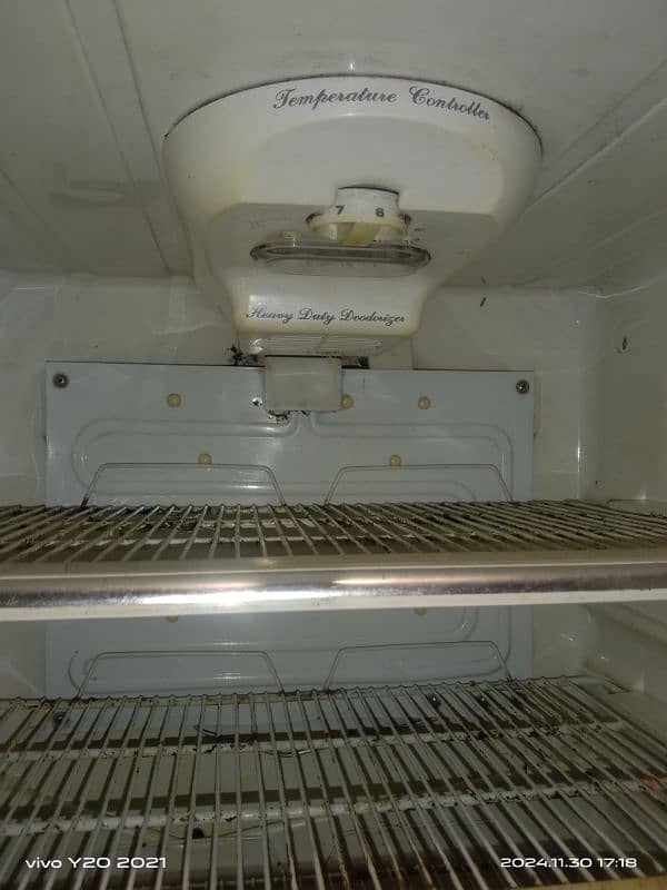 dewlance double door fridge in good condition 3