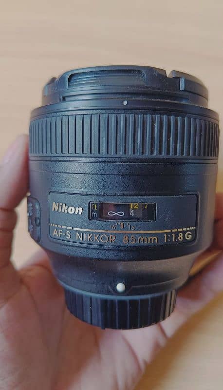 Nikon 85mm f/1.8G lens with complete accessories 4