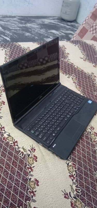 fujitsu corei3 big screen labtop very new conditions and rat 3