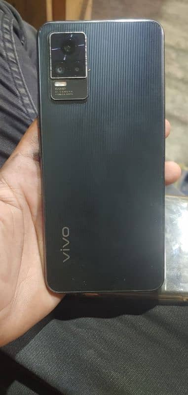 vivo v21e 10/9 box hy sat charger nhi hy bki all oky finger bi oky hy 3