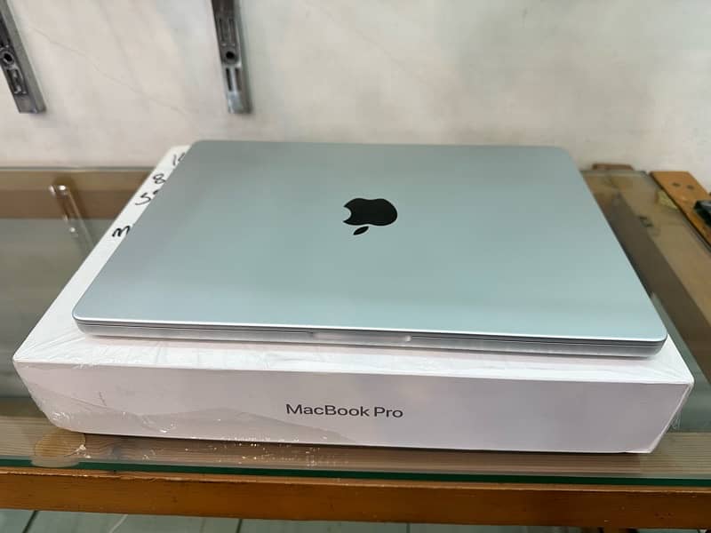 10/10 Macbook Pro 14 inch m1 16 gb + 512 gb 5