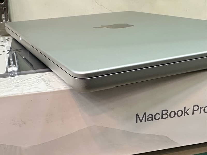 10/10 Macbook Pro 14 inch m1 16 gb + 512 gb 6