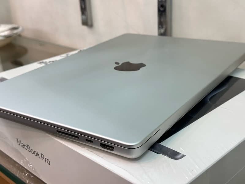 10/10 Macbook Pro 14 inch m1 16 gb + 512 gb 7