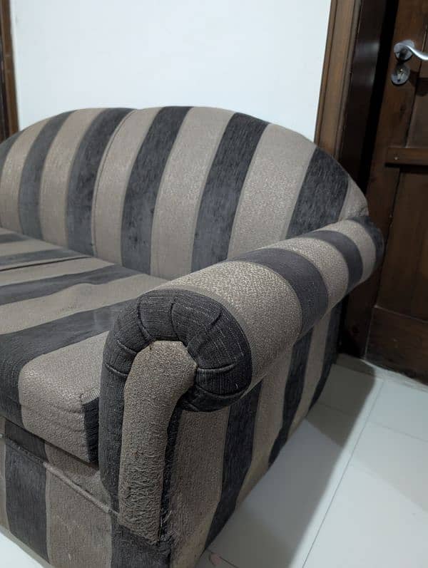 10/10 condition Single 2 seater sofa 2