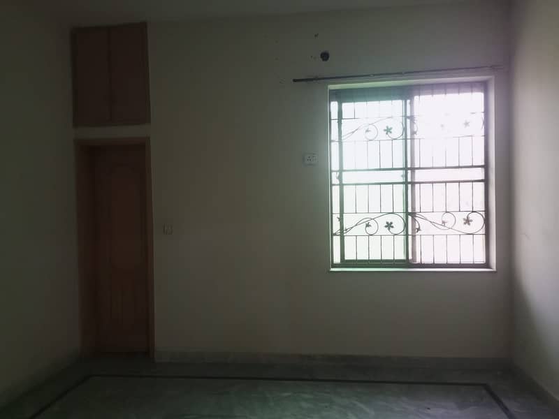 10 Marla Upper Portion With Gas, Punjab Society Phase2 College Road Lahore 11