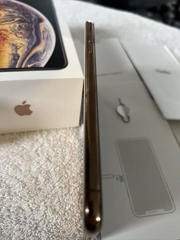 iPhone Xs Max /512/GB/95/health battery contact WhatsApp 03324816213 1