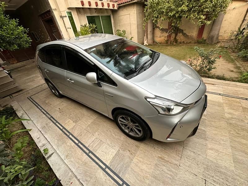 Toyota Prius Alpha 2014 1