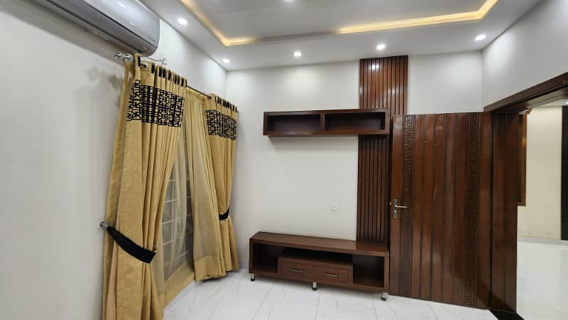 10 Marla Non Furnished Upper Portion Available For Rent in Bahria Town Lahore 4