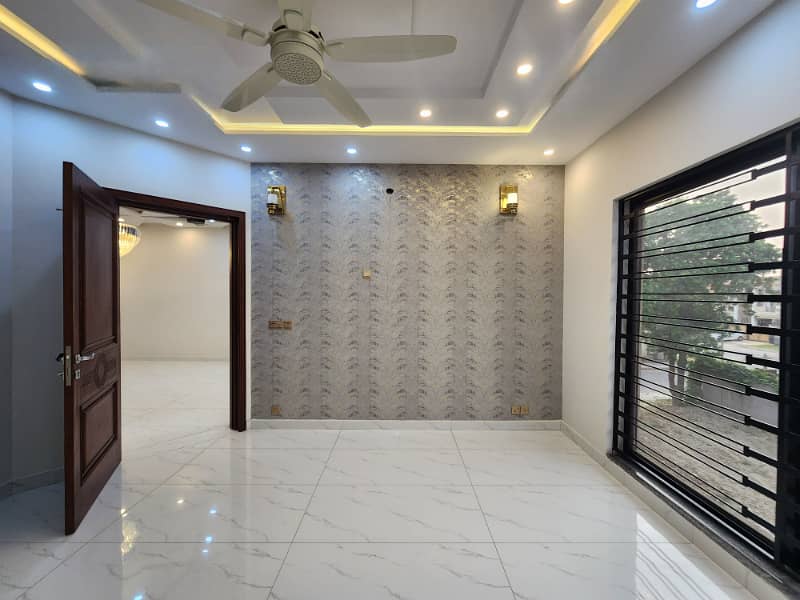 10 Marla Non Furnished Upper Portion Available For Rent in Bahria Town Lahore 8