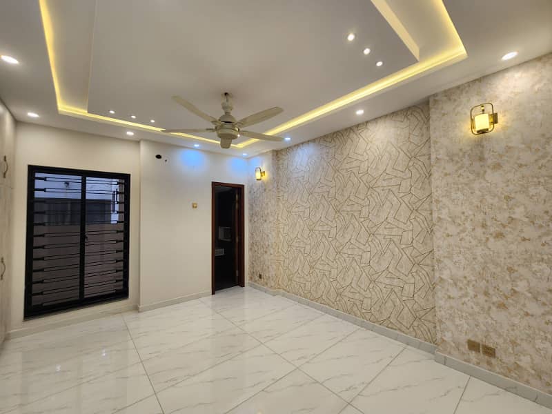 10 Marla Non Furnished Upper Portion Available For Rent in Bahria Town Lahore 11