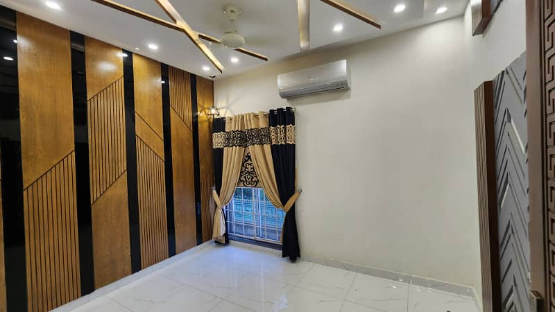 10 Marla Non Furnished Upper Portion Available For Rent in Bahria Town Lahore 16