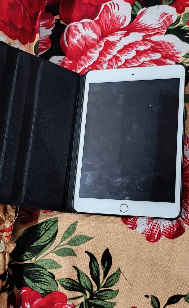 10 By 10 condition Ipad Mini3 16GB with Out Charger Only Tab 0