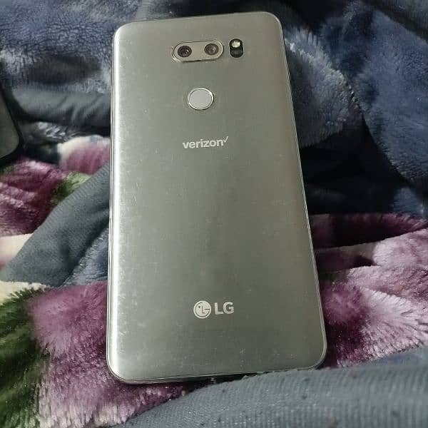 LG v30 1