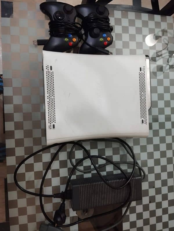 Xbox 360 with 2 controllers 0