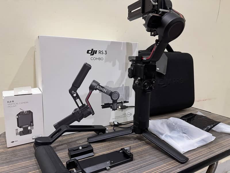 DJI RS3 Combo with DJI R Vertical Mount 7