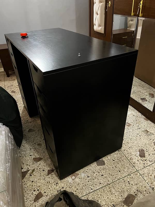 TABLE FOR GAMING OR STUDYING 3