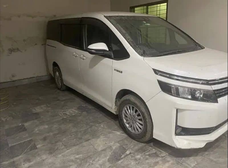 Toyota Voxy 2015 1