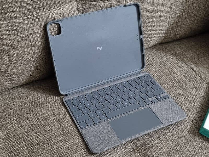 Logitech Combo Touch Keyboard with Trackpad for iPad Pro 11 inch 2