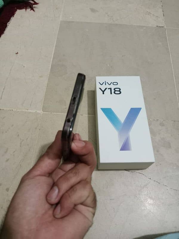 VIVO Y18 (4,128GB) 6