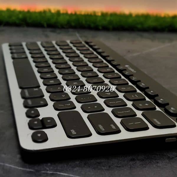 Logitech K811 Wireless Bluetooth Back Light Rechargeable Keyboard Mac 2