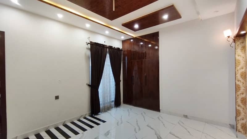 10 Marla Luxurious Low Price House For Sale 14