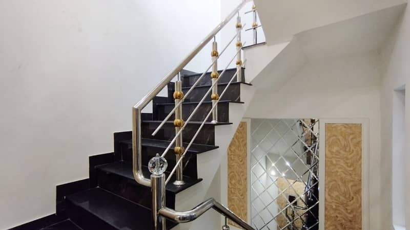 10 Marla Luxurious Low Price House For Sale 19