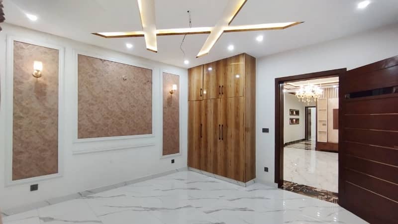 10 Marla Luxurious Low Price House For Sale 26